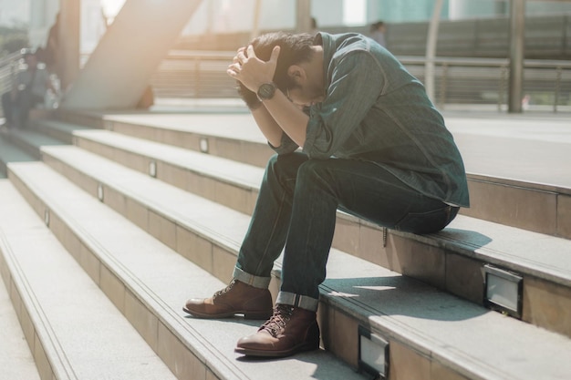 写真 階段に座っている男の全長