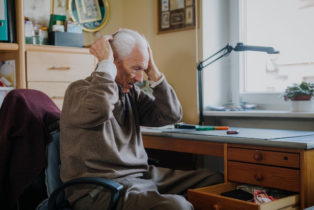 写真 家でテーブルに座っている男の全長