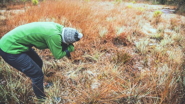 写真 フィールドに立っている男の全長