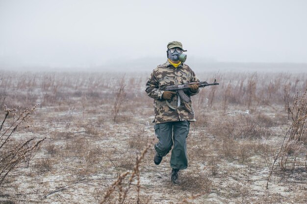 Фото Полная длина человека, стоящего на поле.