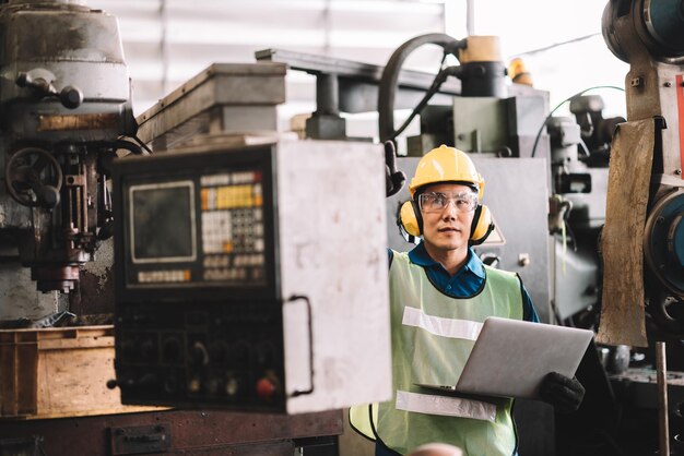 写真 建設現場で働く人の全身長