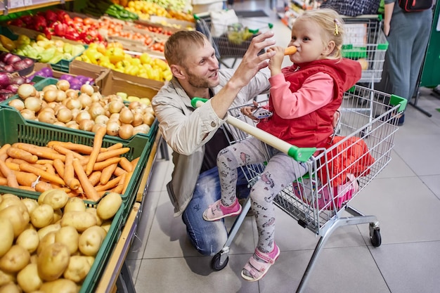 Фото Полная длина людей на рыночной стойке