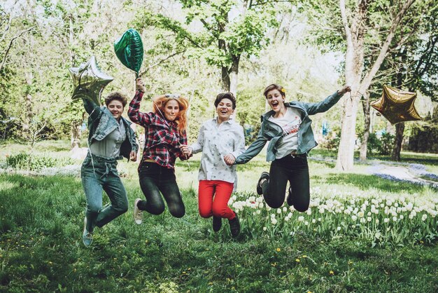 写真 植物に対して笑顔の若い女性の完全な長さ