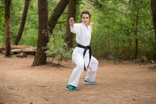 写真 公園で運動をしている女性の全長