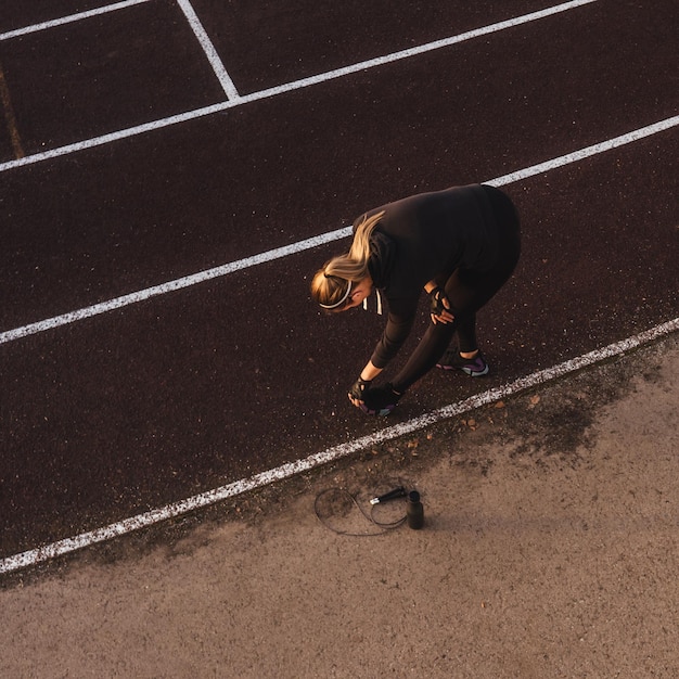 写真 スタジアムで運動している女性の全長