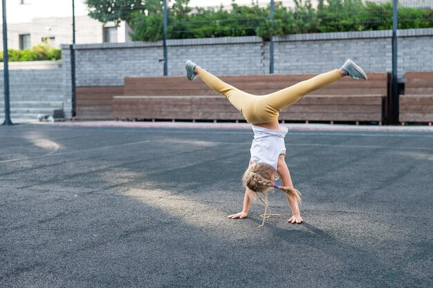 写真 道路で運動する女性の全長