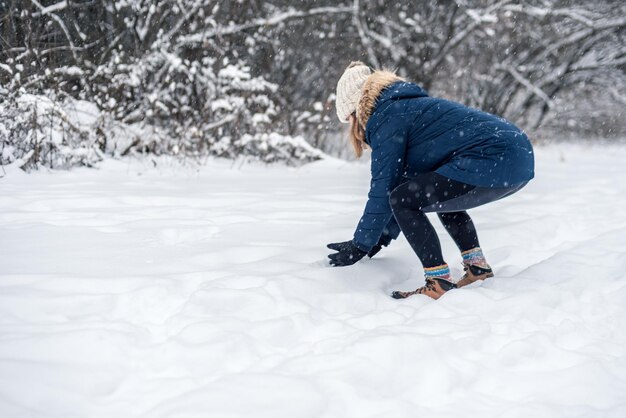 Фото Женщина, держащая снег по всей длине
