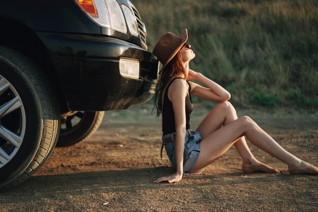 写真 車に乗った女性の全長