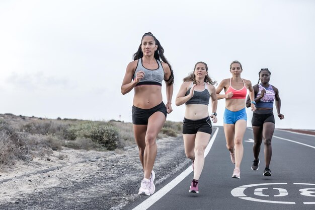 사진 도로에서 달리는 여성의 전체 길이