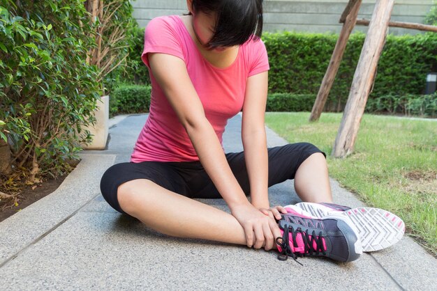 写真 公園の歩道に座っている女性の全長