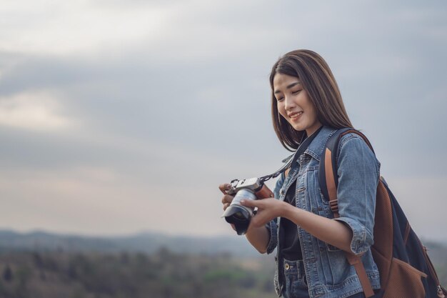 写真 空に向かって立っている女性の全長