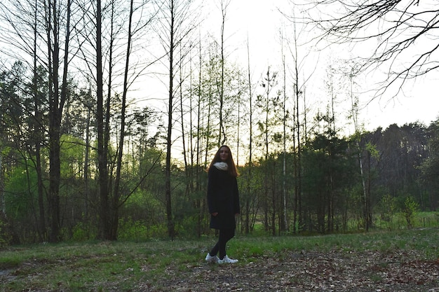사진 숲 속 의  에 서 있는 여자 의 전체 길이