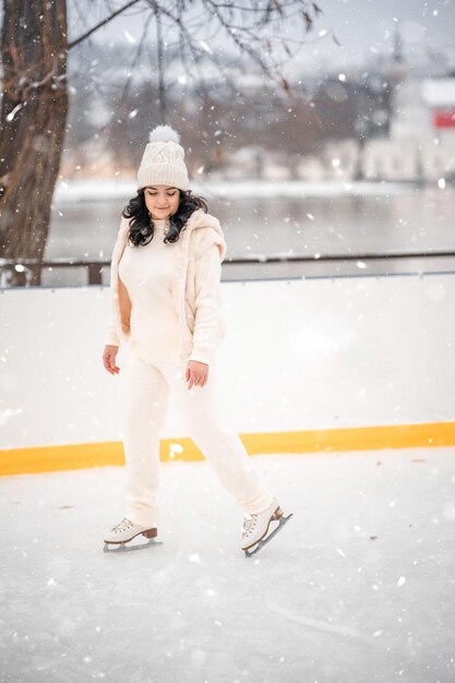 写真 雪の上に立っている女性の全長