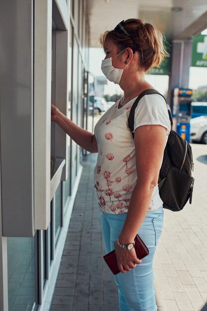 写真 外で立っている女性の全長