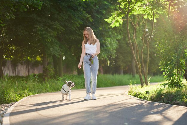 写真 公園で犬を飼っている女性の長さ