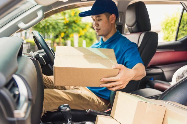 写真 車の中の若い男の全長