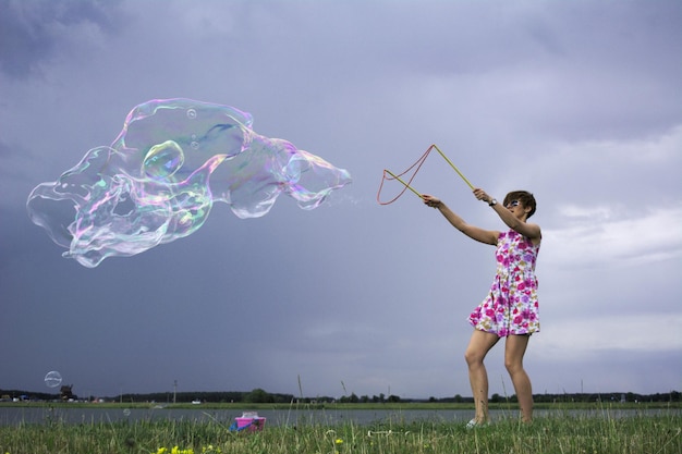 写真 空に照らされた若い女性の全長