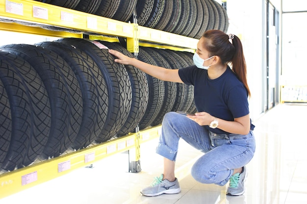 写真 車の中の若い女性の全長