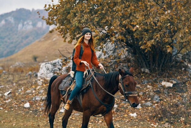 写真 馬に乗る若い女性の全長