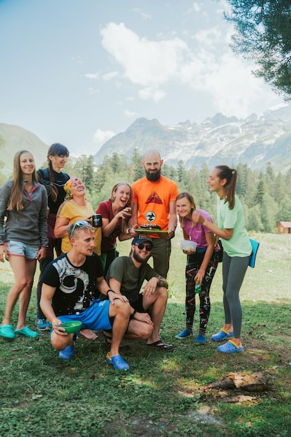 Foto una lunghezza piena di persone che si divertono in montagna.