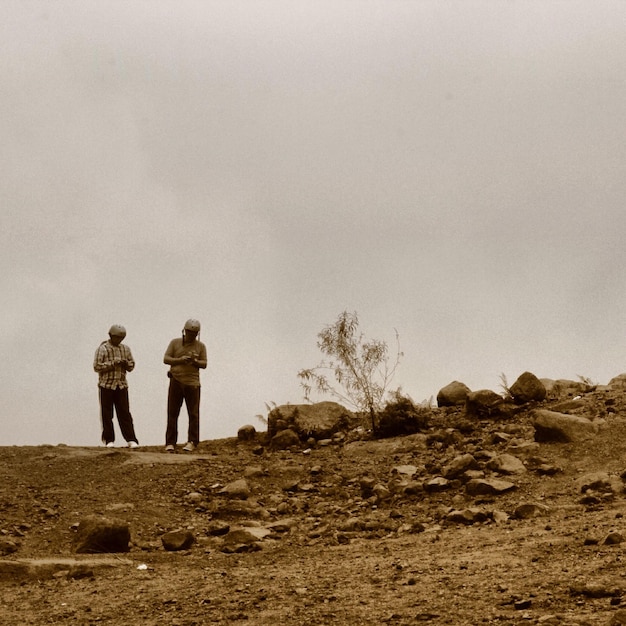 Photo full length of people on landscape