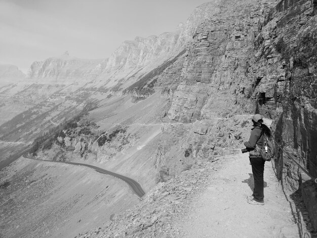 Photo full length of person looking at mountain