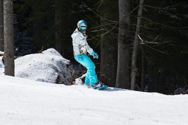 Lunghezza intera della persona su un terreno coperto di neve