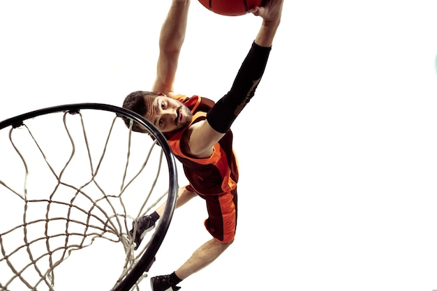 Ritratto a figura intera di un giocatore di basket con palla