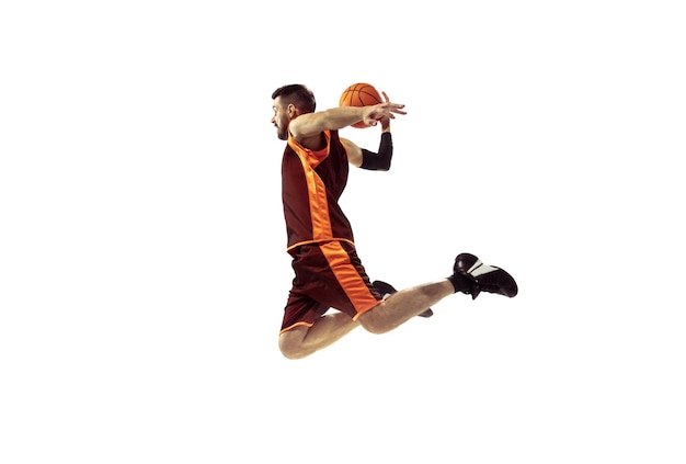 Photo full length portrait of a basketball player with ball