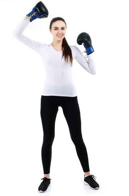 Полнометражный портрет веселой женщины-боксера, поднимающей руки над головой