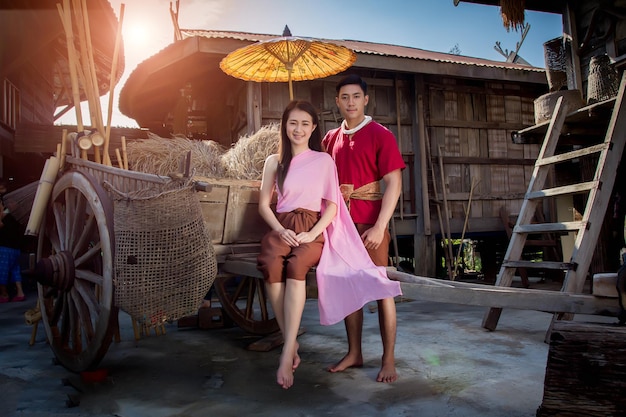 Photo full length portrait of happy couple