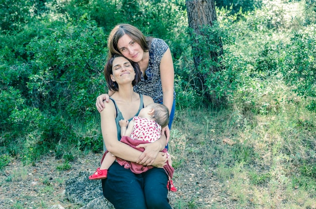 Foto ritratto a tutta lunghezza di una madre e di una figlia felici nel parco
