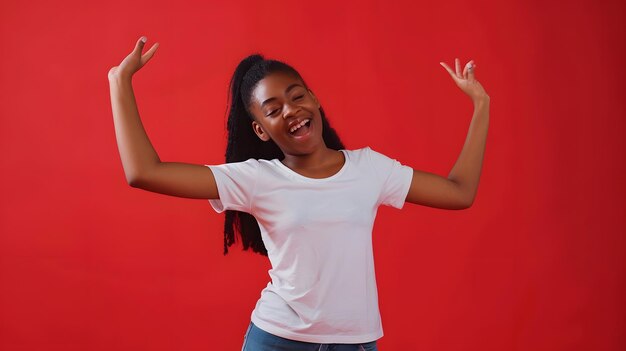 Foto ritratto a tutta lunghezza di una felice giovane donna afroamericana di vent'anni in maglietta casuale isolata ai generativa