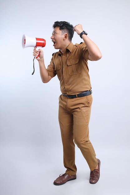 Foto ritratto completo di un funzionario in uniforme che annuncia informazioni utilizzando un megafono