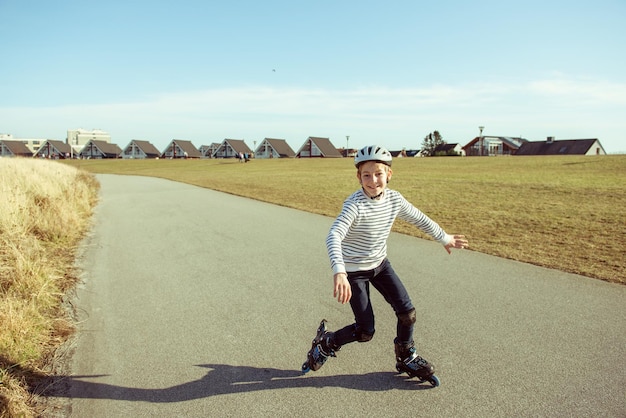 Photo full length portrait of man skateboarding on road against sky