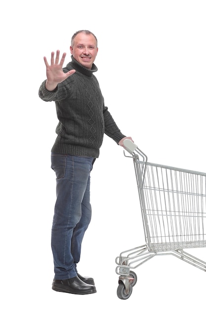 Фото Портрет мужчины в полный рост, возвращающего пустую корзину для покупок