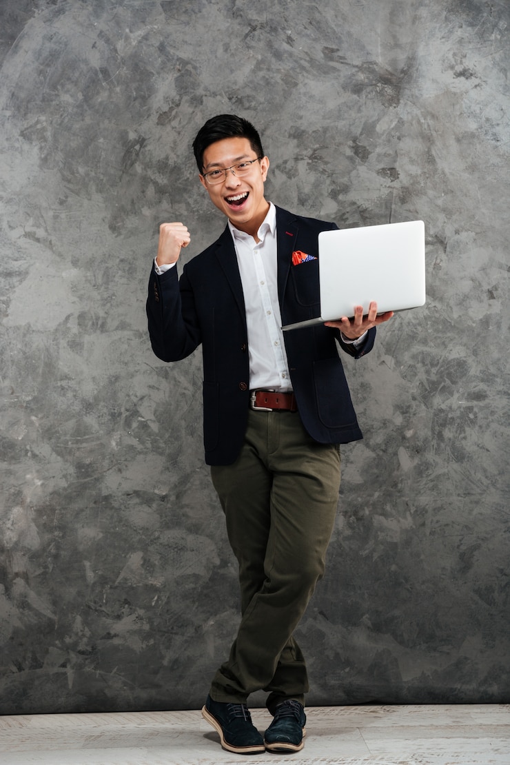 Photo full length portrait of a satisfied young asian man