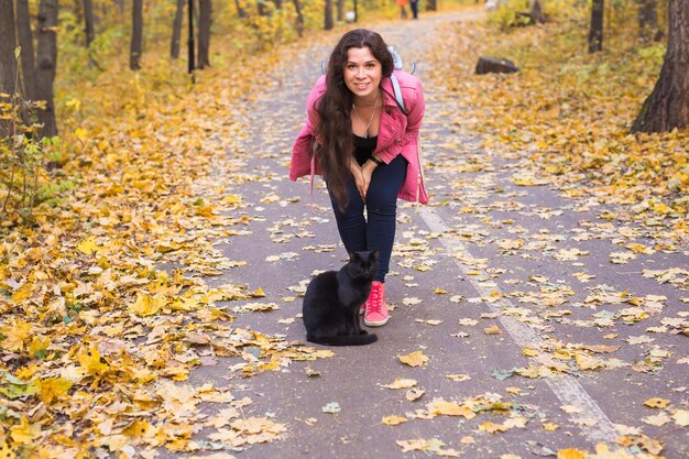 Photo full length portrait of smiling young woman in autumn leaves