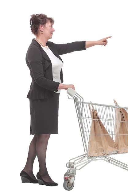 Photo full length portrait of a woman pushing a shopping trolley