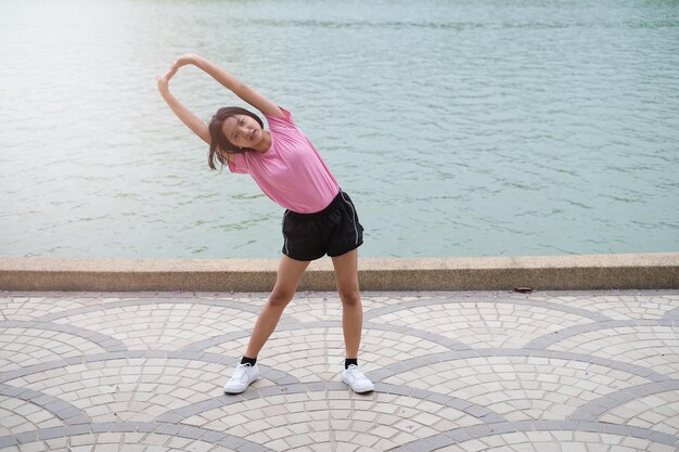 Photo full length portrait of woman standing against pink water