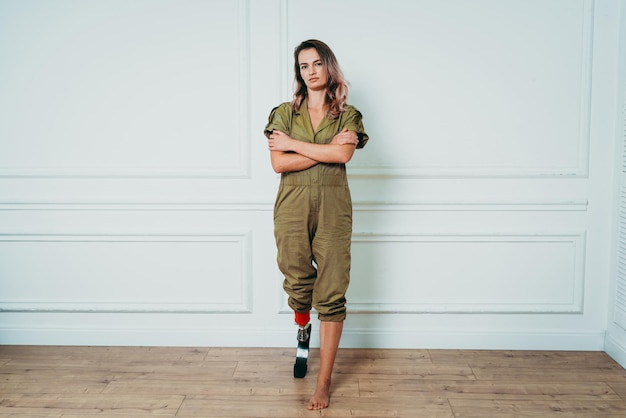 Photo full length portrait of woman standing against wall