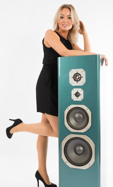 Photo full length portrait of woman standing by speaker against white background