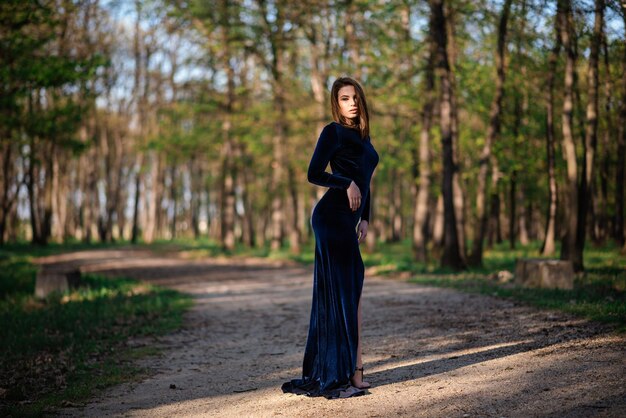 Photo full length portrait of woman standing in forest