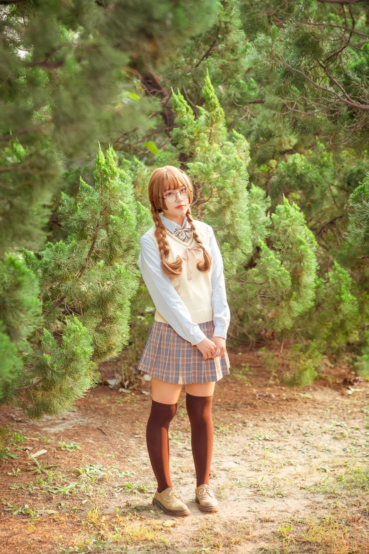 Photo 在森林中站立的女子的全长肖像