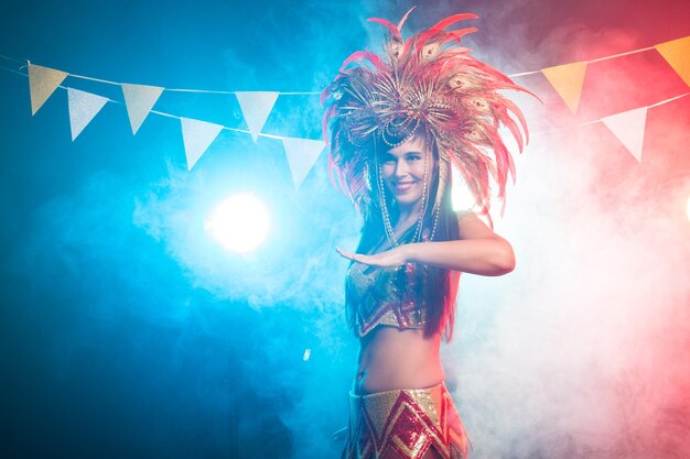 Photo full length portrait of woman standing at night