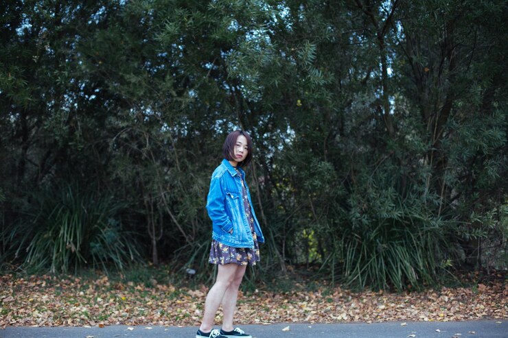Photo 森林中一條路上站著的女子的全長肖像