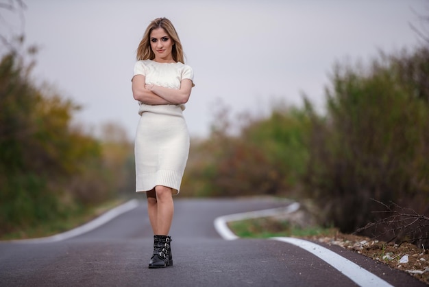 Foto ritratto a tutta lunghezza di una donna in piedi sulla strada