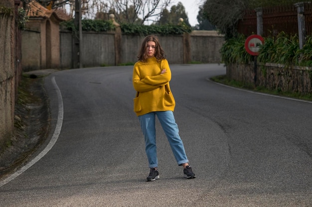 Foto ritratto a tutta lunghezza di una donna in piedi sulla strada