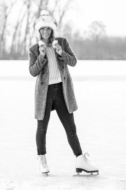 Photo full length portrait of woman standing on snow