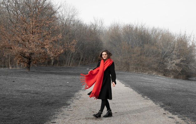 Foto ritratto a tutta lunghezza di una donna che cammina sulla strada